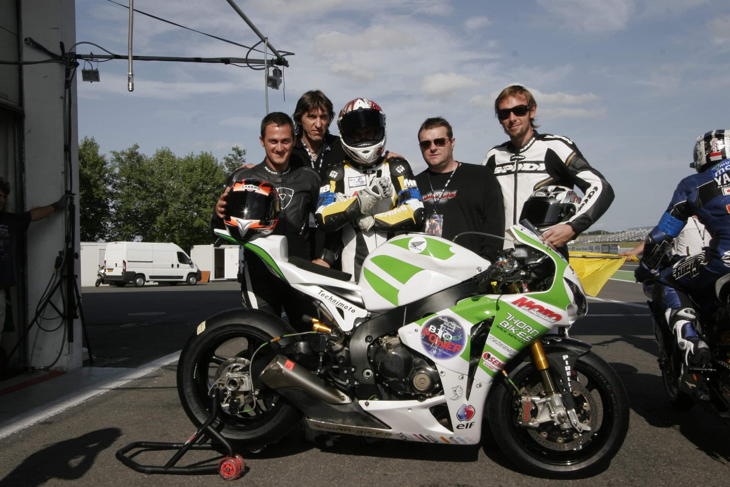 Team Thorn Bike lors du Bol d'Or 2006 avec les journalistes de Motos et Motards